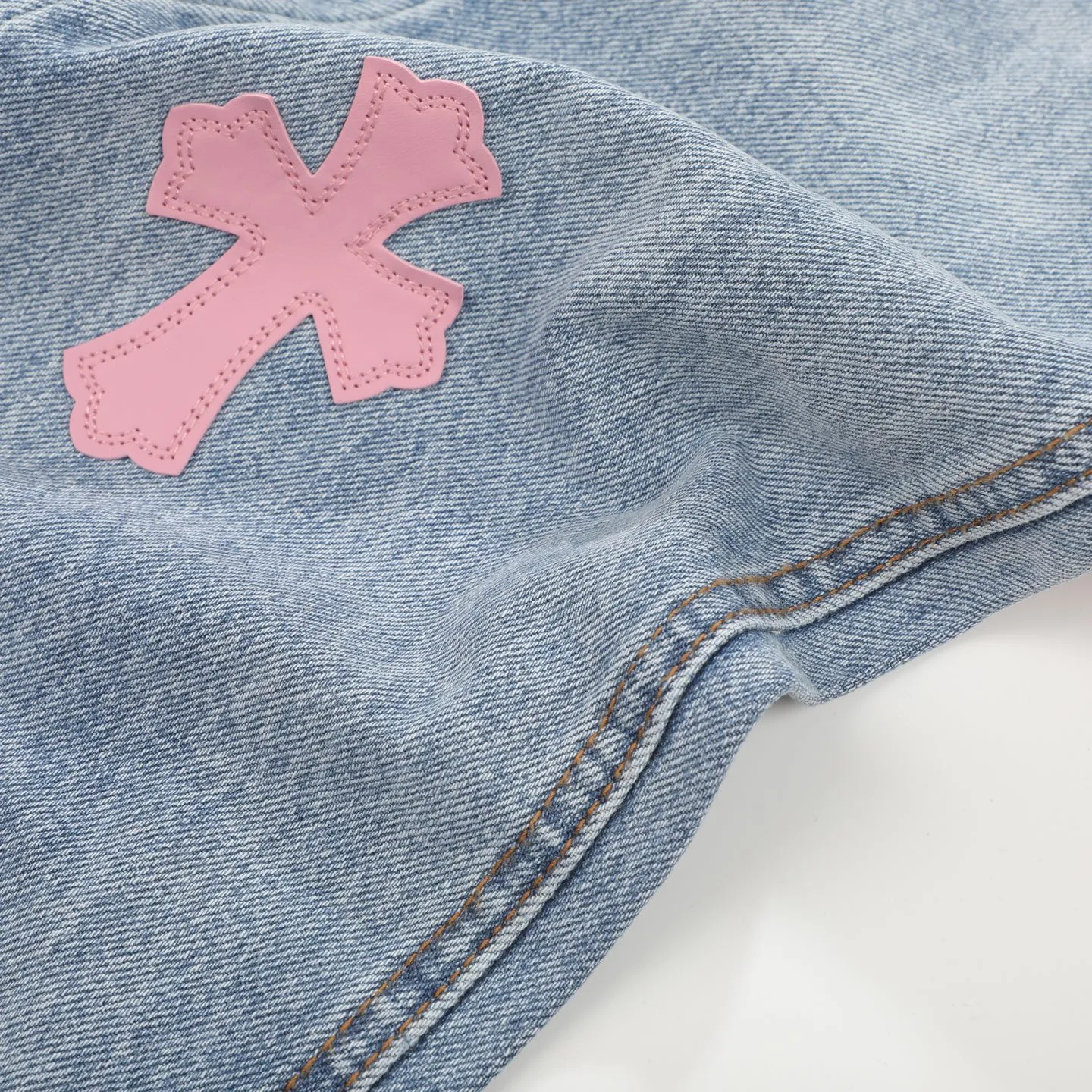 P260 Chrome Hearts 25FW CH Blue Pants Pink Leather Cross Bamboo Jeans. It adopts patchwork elements, mostly in the shape of a cross, and has glitter on the leather surface. Unique design, simple and elegant details, exquisite workmanship, the entire trousers are neatly routed, and the details are in place! It’s also so cool that both men and women can easily control it. It’s a gender-neutral trendy up version. Color: blue pants and pink leather Size: 28 30 32 34 36